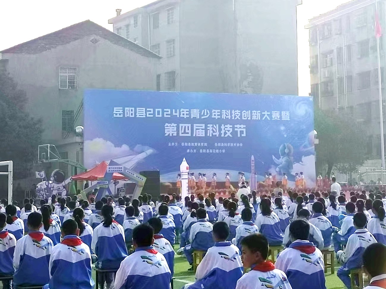 乐玩网页版宣传车亮相“岳阳县2024年青少年科技创新大赛暨第四届科技节”